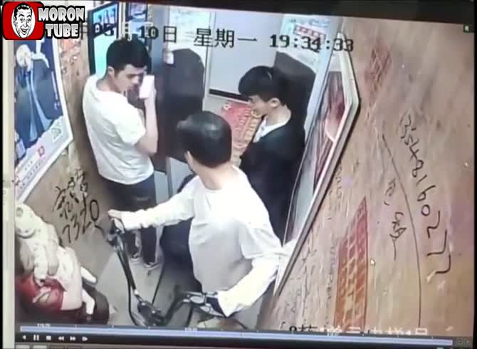 Video :In an elevator, an electric bike catches fire!